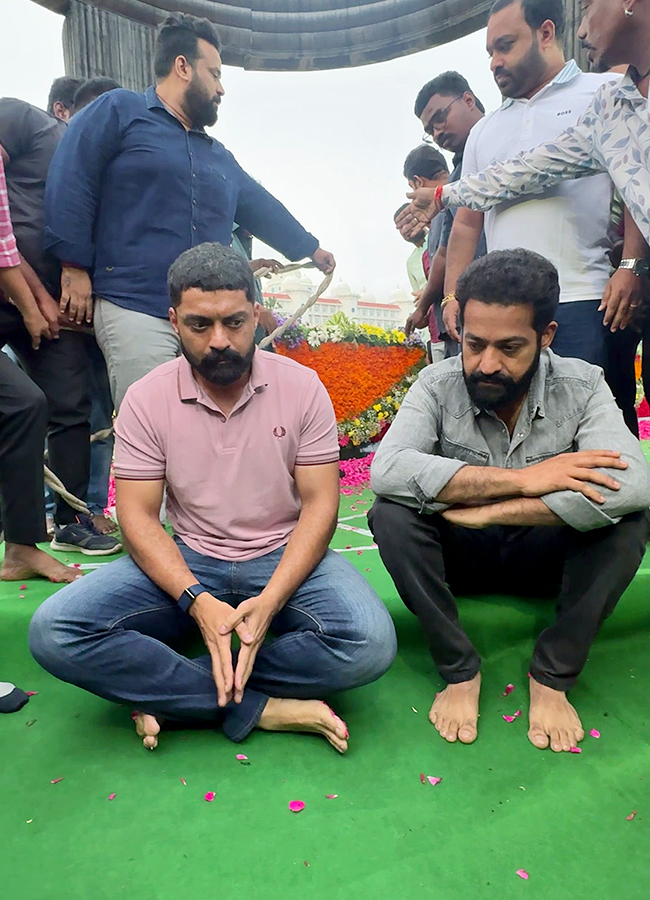 Jr NTR and Kalyan Ram Pay Tributes at NTR Ghat Photos7