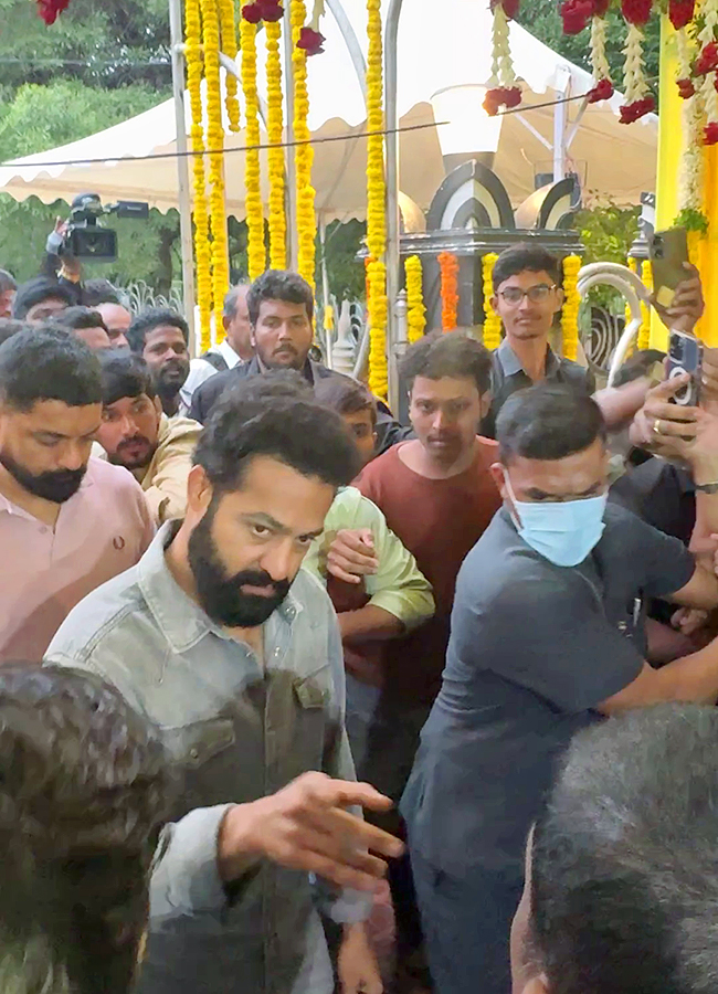 Jr NTR and Kalyan Ram Pay Tributes at NTR Ghat Photos8