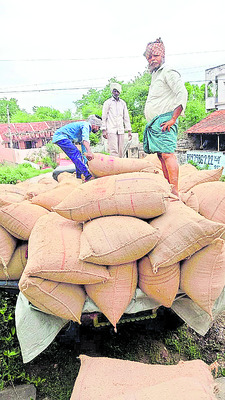 గుంటుపల్లిలో ధాన్యం కొనుగోళ్లు 1