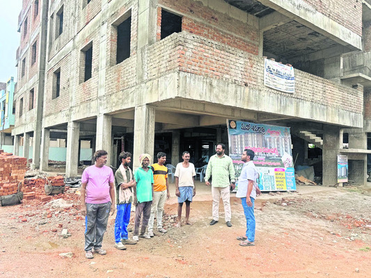 ప్రభుత్వాస్పత్రిలో కుమారుడికి టీకా వేయించిన సబ్ కలెక్1