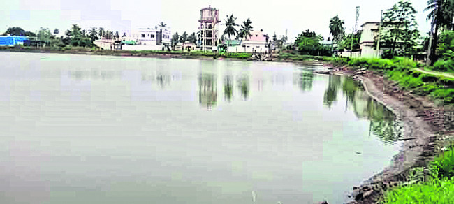 అడుగంటిన మంచినీటి చెరువులు 2