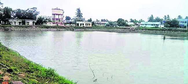 అడుగంటిన మంచినీటి చెరువులు 1