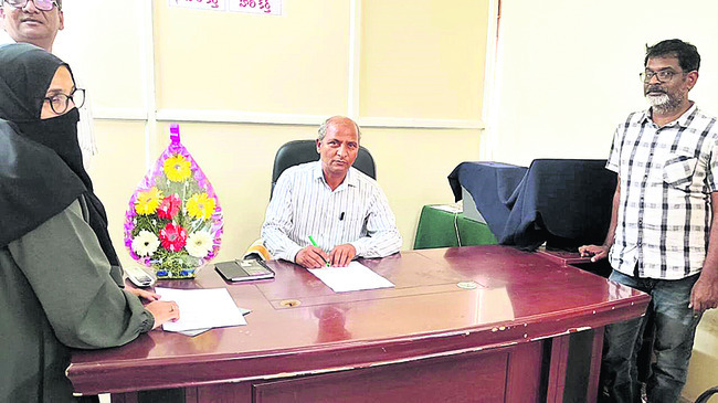 డీఈవో వ్యాఖ్యలు..ఆరని మంటలు!1