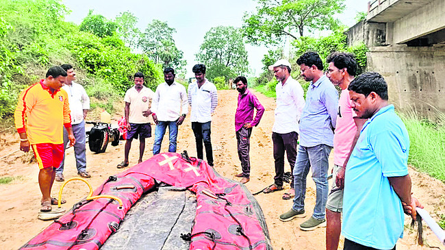 తెగిన మట్టి రోడ్డు.. నిలిచిన రవాణా1