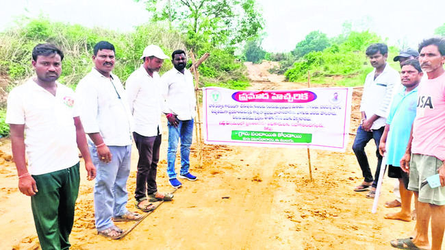 తెగిన మట్టి రోడ్డు.. నిలిచిన రవాణా2