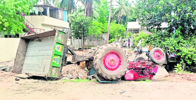 ట్రాక్టర్‌ను ఢీకొన్న లారీ 1