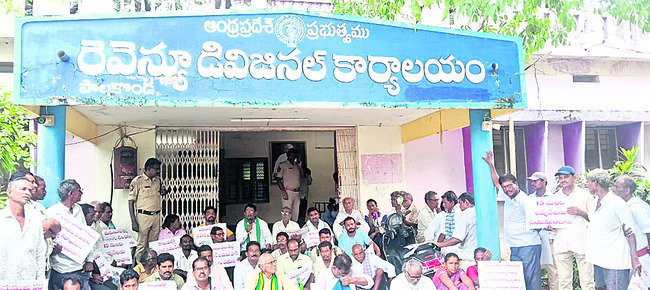 సాగునీటి కోసం.. రోడ్డెక్కిన రైతన్న1