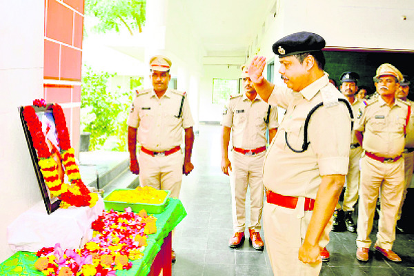 మాజీ సీఎం ఎన్టీఆర్‌కు నివాళి1