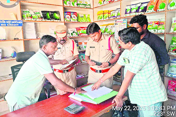 విత్తనాల కోసం పరుగులు.. ‘సబ్సిడీ’ ఊసేలేదు... 1