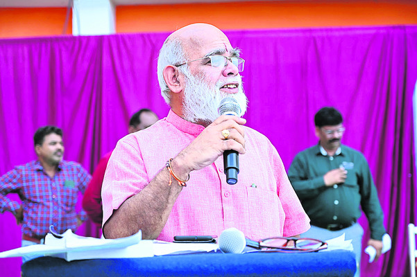 డీఈవో వ్యాఖ్యలు..ఆరని మంటలు!1