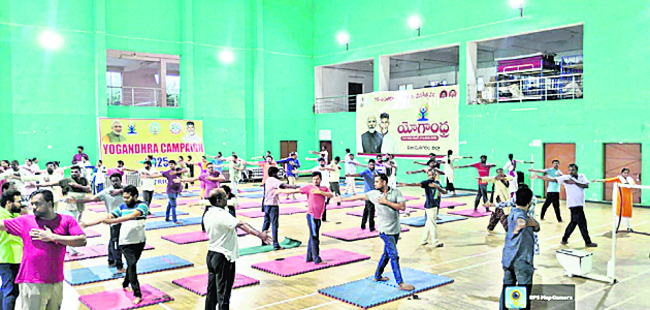 ఉద్యోగులకు యోగాంధ్ర పాట్లు..! 1