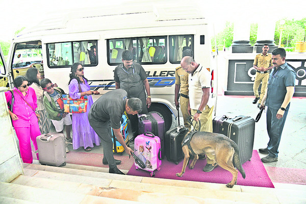 బాంబులు పెట్టాం, పేలతాయి 1