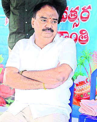 ● పూడికతీత పేరుతో మట్టి అక్రమ రవాణా ● జిల్లా కేంద్రం నడ4