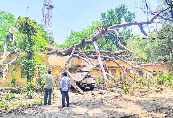 అధికార పార్టీ నేతలే బెదిరిస్తున్నారు
1