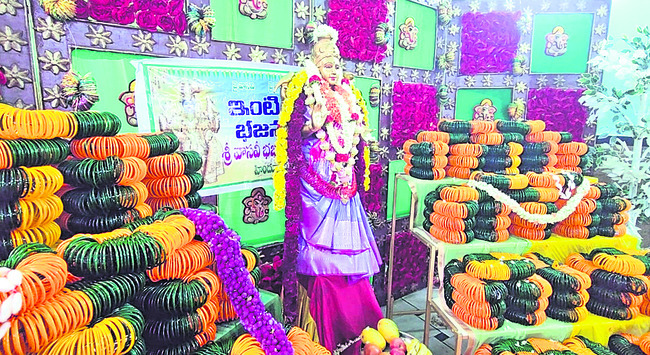 ● వాసవీమాతకు లక్ష గాజులతో పూజలు1