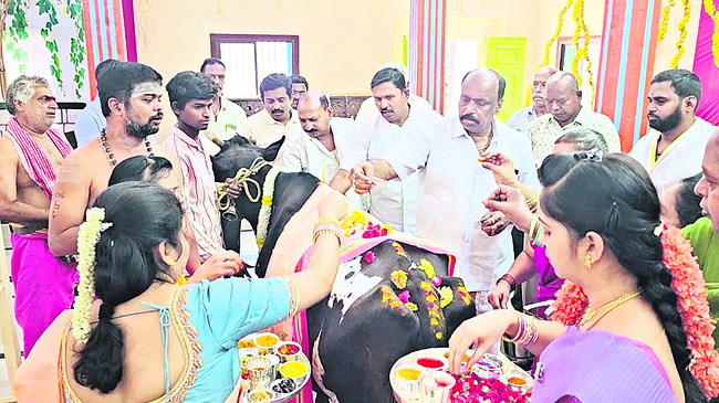 ● వాసవీమాతకు లక్ష గాజులతో పూజలు2