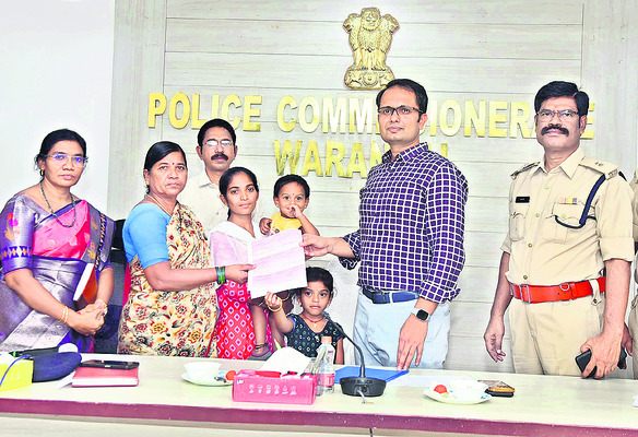 పోలీస్ కుటుంబాలకు భద్రత చెక్కుల అందజేత1