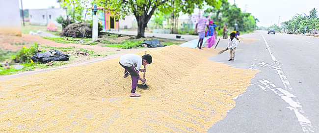 రోడ్లపై కల్లాలు.. ప్రమాదాలకు నిలయాలు1