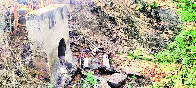 కూలిన మురుగు కాల్వ కల్వర్టు1