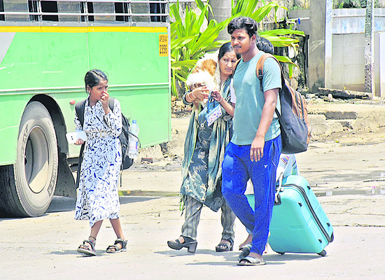 బస్సులు లేక అవస్థలు 2