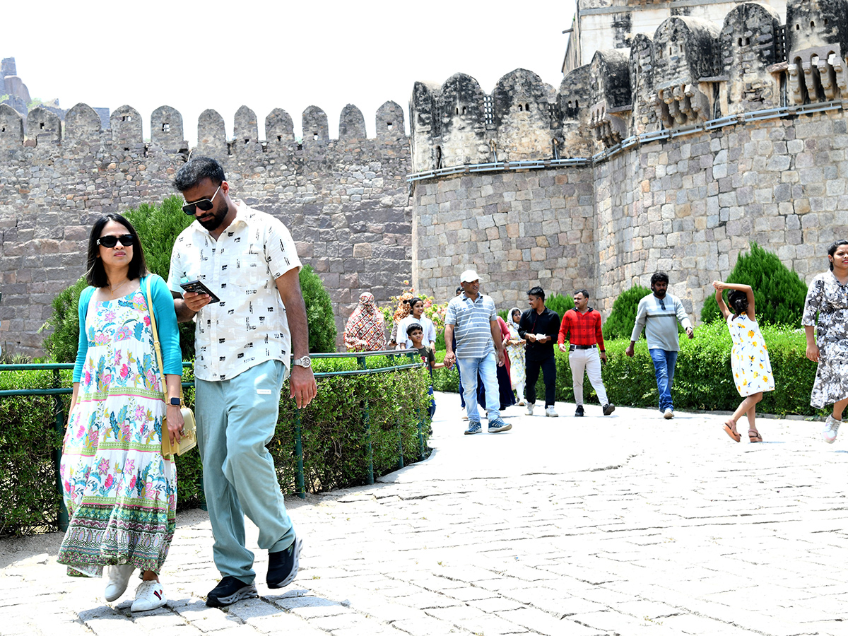 Hyderabad: Tourists throng Golconda Fort Photos1