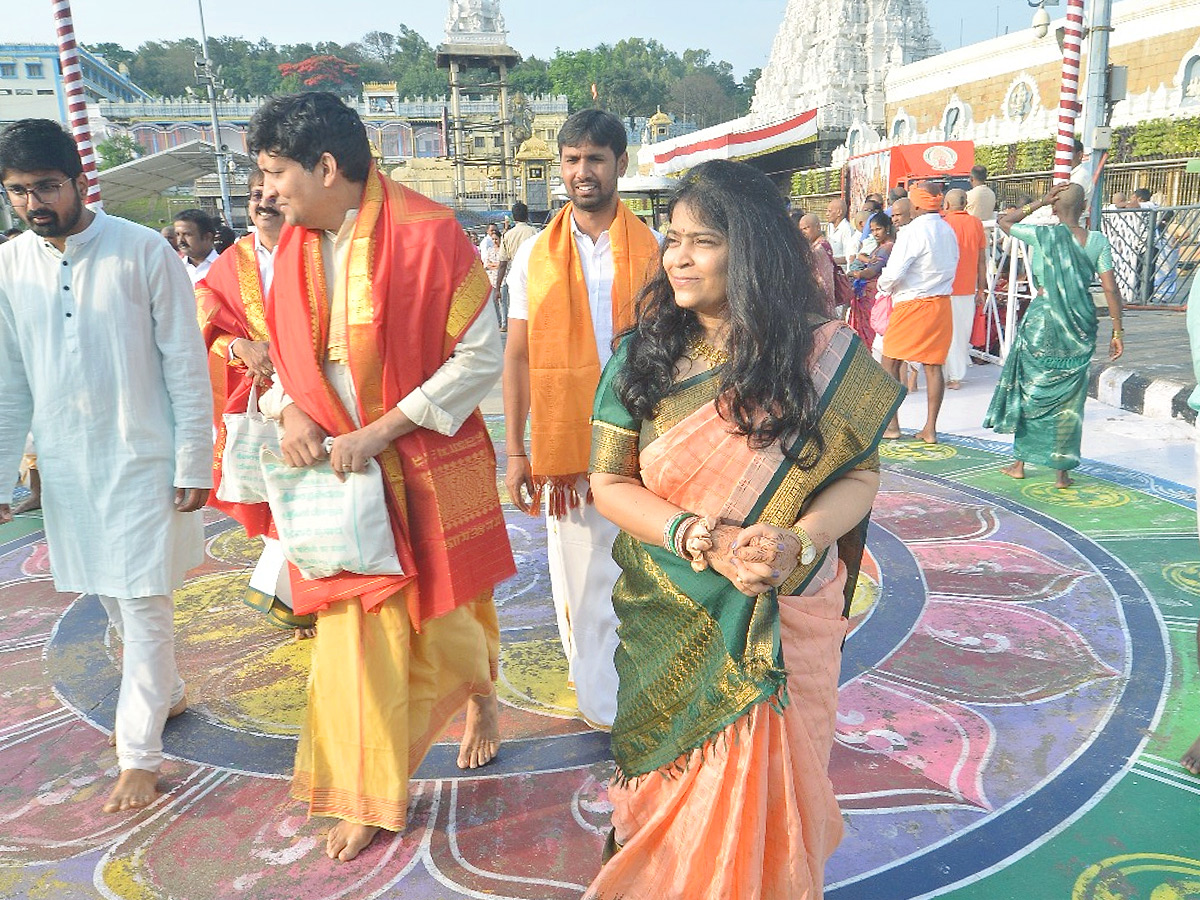 Singer Usha Visited Tirumala With Family Photos1