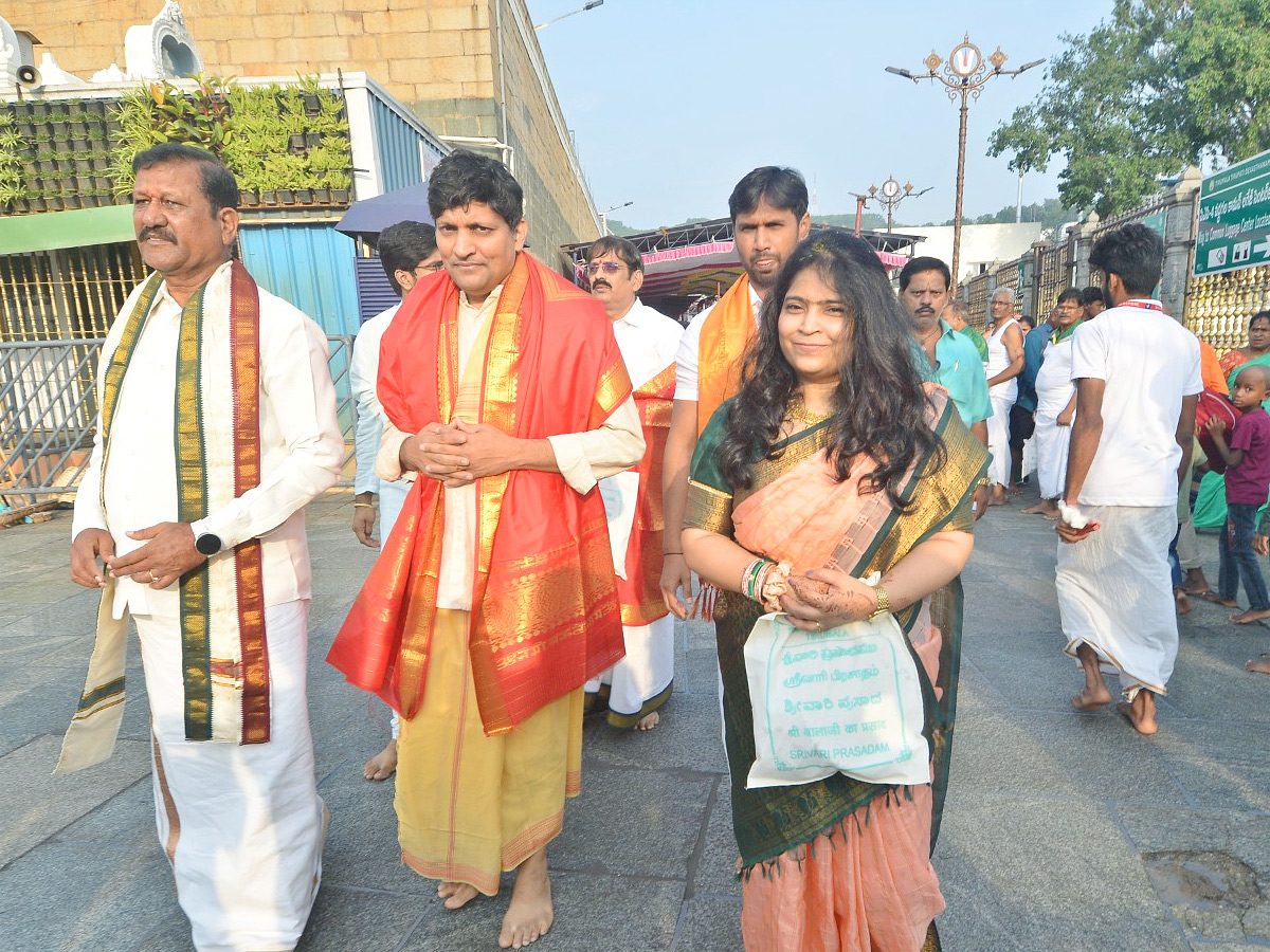 Singer Usha Visited Tirumala With Family Photos2