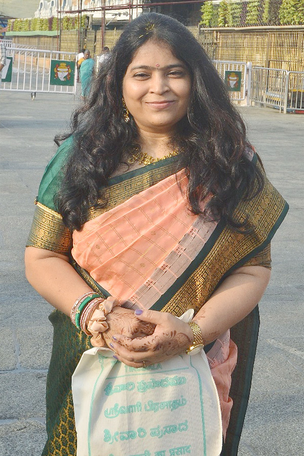Singer Usha Visited Tirumala With Family Photos3