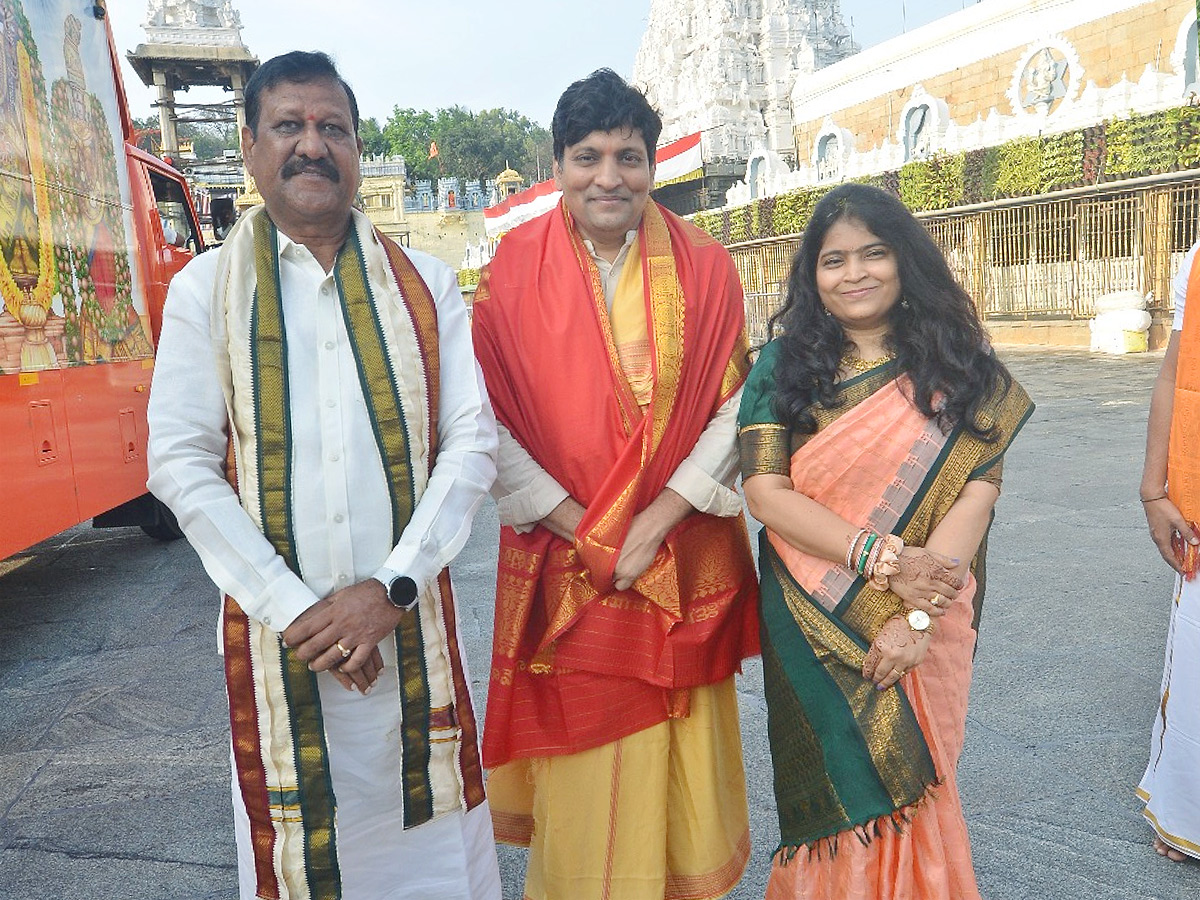 Singer Usha Visited Tirumala With Family Photos5