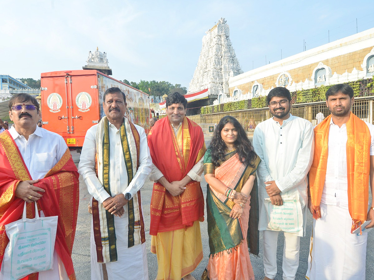 Singer Usha Visited Tirumala With Family Photos6