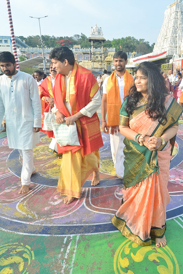 Singer Usha Visited Tirumala With Family Photos9