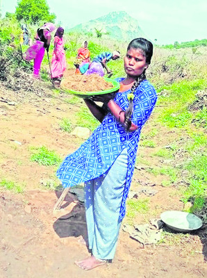 ఉపాధి పనుల్లో విద్యావంతులు1