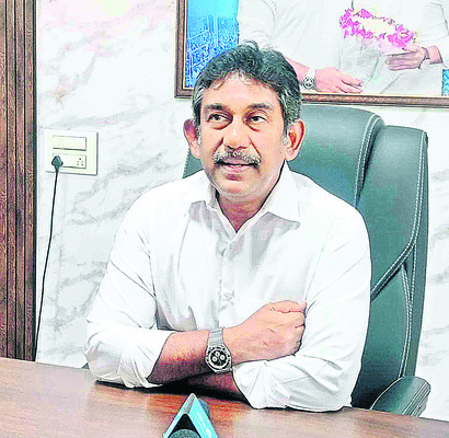 గుంతల దారులు.. భయంగా రాకపోకలు 2