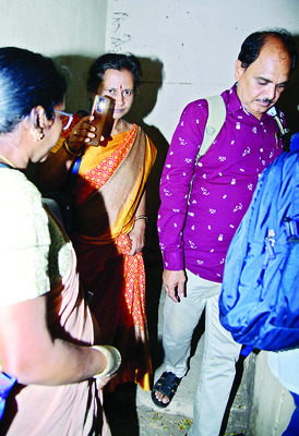 పడిగాపులు.. చీకట్లో అగచాట్లు 2