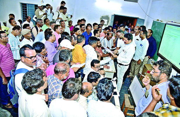 పడిగాపులు.. చీకట్లో అగచాట్లు 1