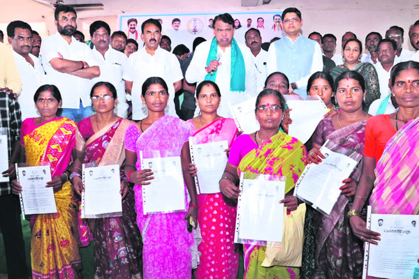 సంక్షేమ పథకాలను కొనసాగిస్తున్నాం1