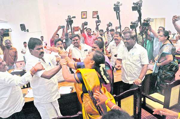 ప్రతిపక్ష నేతకు డీఎంకే కౌన్సిలర్ చెంపదెబ్బ 1