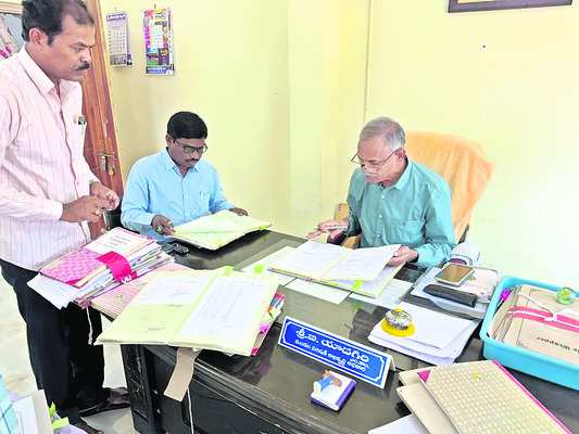 నేడు సూర్యాపేటలో మంత్రి తుమ్మల సమీక్ష
1