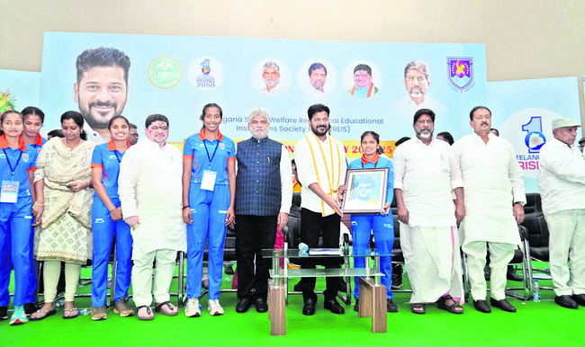 నేడు సూర్యాపేటలో మంత్రి తుమ్మల సమీక్ష
2