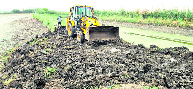 కొల్లేరులో అక్రమ తవ్వకాలు 1