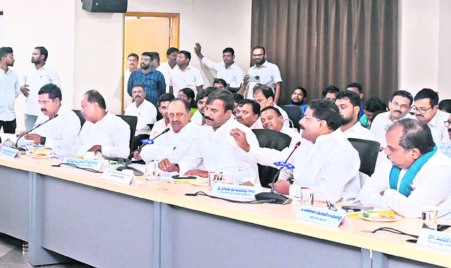 ఉమ్మడి జిల్లా సమీక్షలో ఎమ్మెల్యేలు, అధికారులు.. 
1