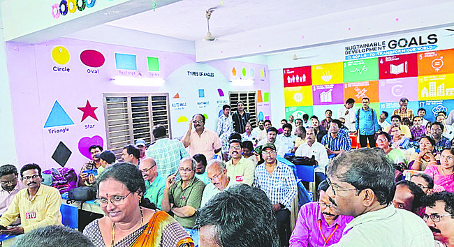 రత్నగిరికి పోటెత్తిన భక్తులు 2