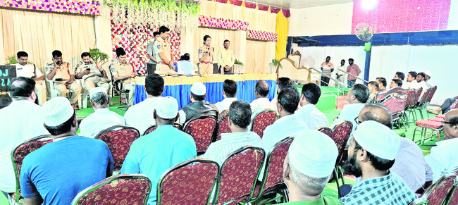ప్రశాంత వాతావరణంలో పండుగలు జరుపుకోవాలి1