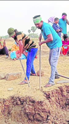 ఉపాధి పనుల్లో విద్యావంతులు2
