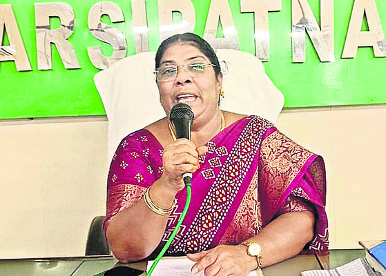 మైక్తో దాడికి యత్నం 1