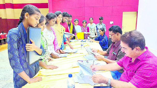 ట్రిపుల్ ఐటీలో రెండోరోజు సర్టిఫికెట్ల పరిశీలన 1
