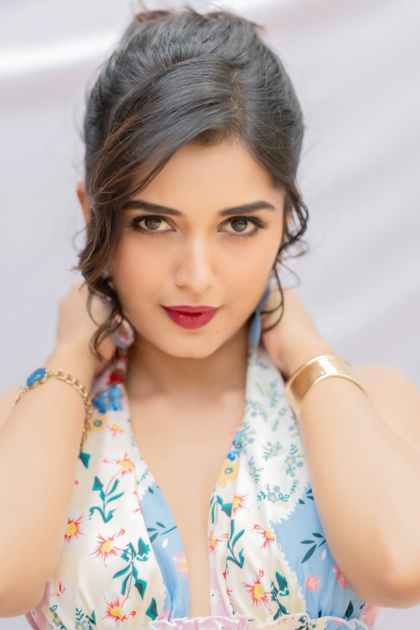 Bigg Boss 7 Contestant Priyanka Jain Block Buster Stills With Umbrella Photos2
