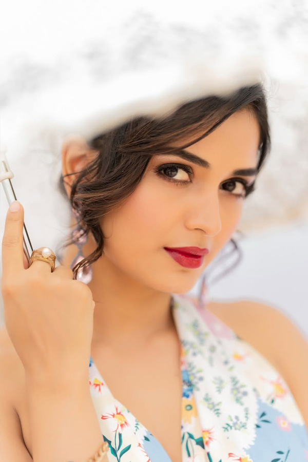 Bigg Boss 7 Contestant Priyanka Jain Block Buster Stills With Umbrella Photos14