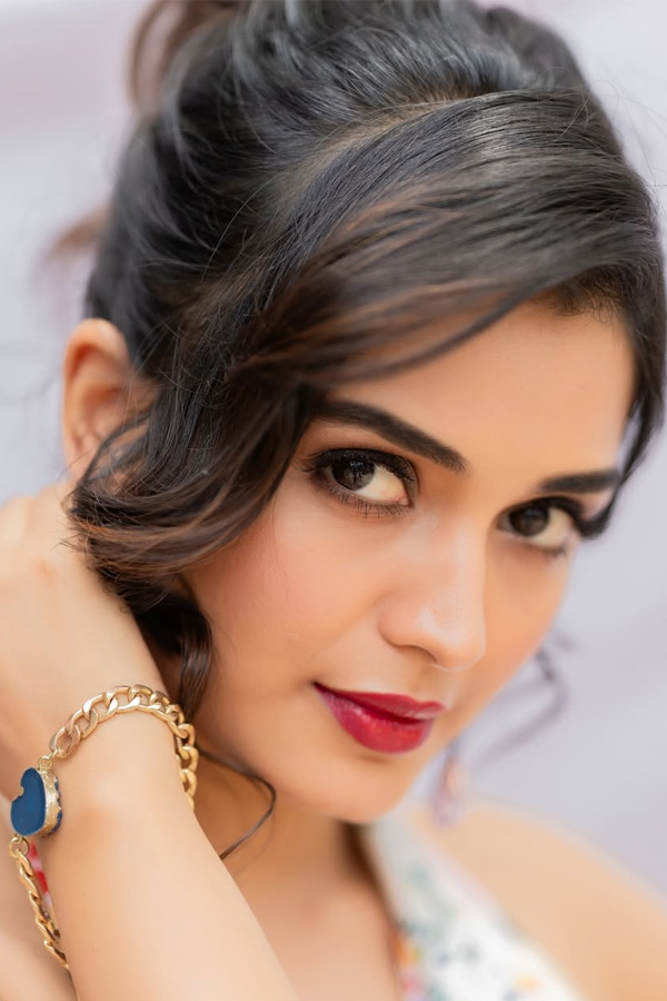 Bigg Boss 7 Contestant Priyanka Jain Block Buster Stills With Umbrella Photos15