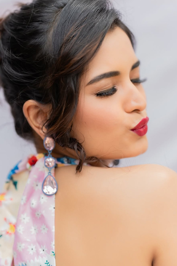 Bigg Boss 7 Contestant Priyanka Jain Block Buster Stills With Umbrella Photos16